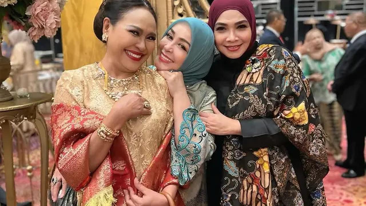 8 Potret Artis Hadir di Pernikahan Anak Bella Saphira, Jadi Ajang Reuni Artis Lawas 90-an