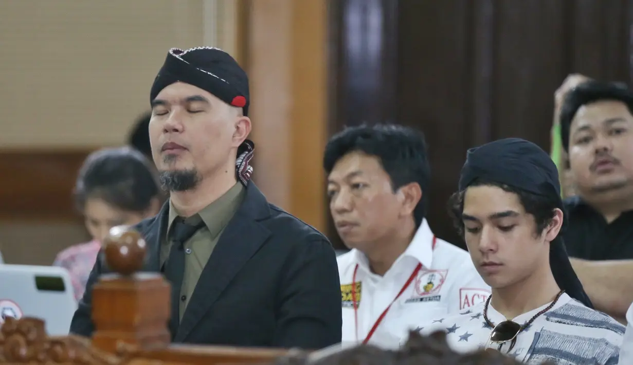 Untuk laporan kali ini, Dhani dilaporkan dengan undang-undang ITE pasal 27 ayat 3 juncto pasal 45 ayat 3, ditambah pasal 310 dan pasal 311. (Nurwahyunan/Bintang.com)