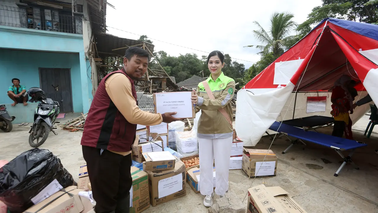 Sosialita Novita Emilda kunjungi korban gempa Cianjur