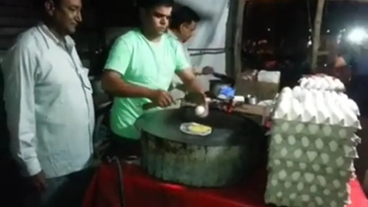 Penjual Martabak Ini Kaget Dengan Telur yang Akan Digunakannya