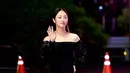 Pemeran Hong Cha-young drama korea Vincenzo, Jeon Yeo Been memancarkan aura glamornya dalam balutan off shoulder gown berdetail puff sleeve.  (Instagram/koreadispatch).