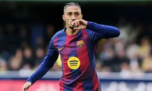 Selebrasi penyerang Barcelona, Raphinha usai membobol gawang Villarreal, Minggu (21/12/2025) (AP Photo/Alberto Saiz)
