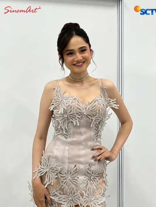 Gaun ini dilengkapi dengan aksen kupu yang bikin penampilan Syifa Hadju terlihat menarik. [@sinemart_ph]