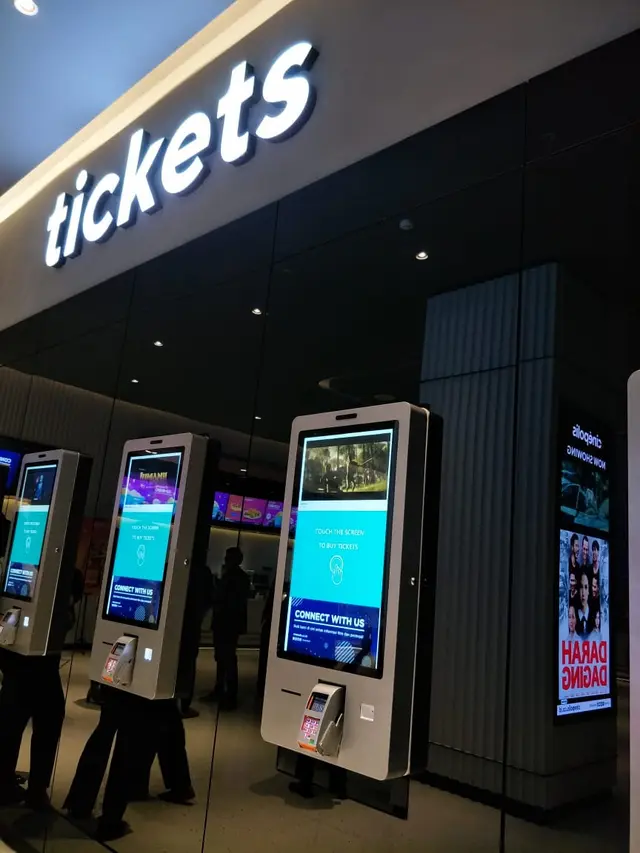 Suasana di lobi salah satu bioskop Cinepolis.