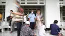 Warga usai melaksanakan Salat Jumat di Masjid Cut Meutia, Jakarta, Jumat (11/3/2022). Selain itu, MUI juga berkaca kebijakan pemerintah yang tak lagi menerapkan jaga jarak di tempat umum. (Liputan6.com/Faizal Fanani)