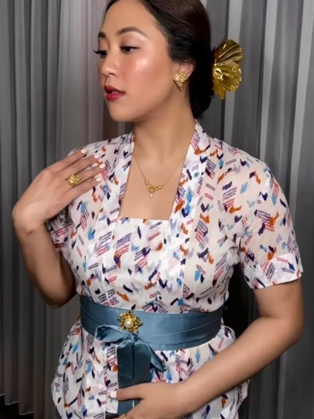 Sherina Dibalut Kebaya saat berada di Bali. [@sherinamunaf]