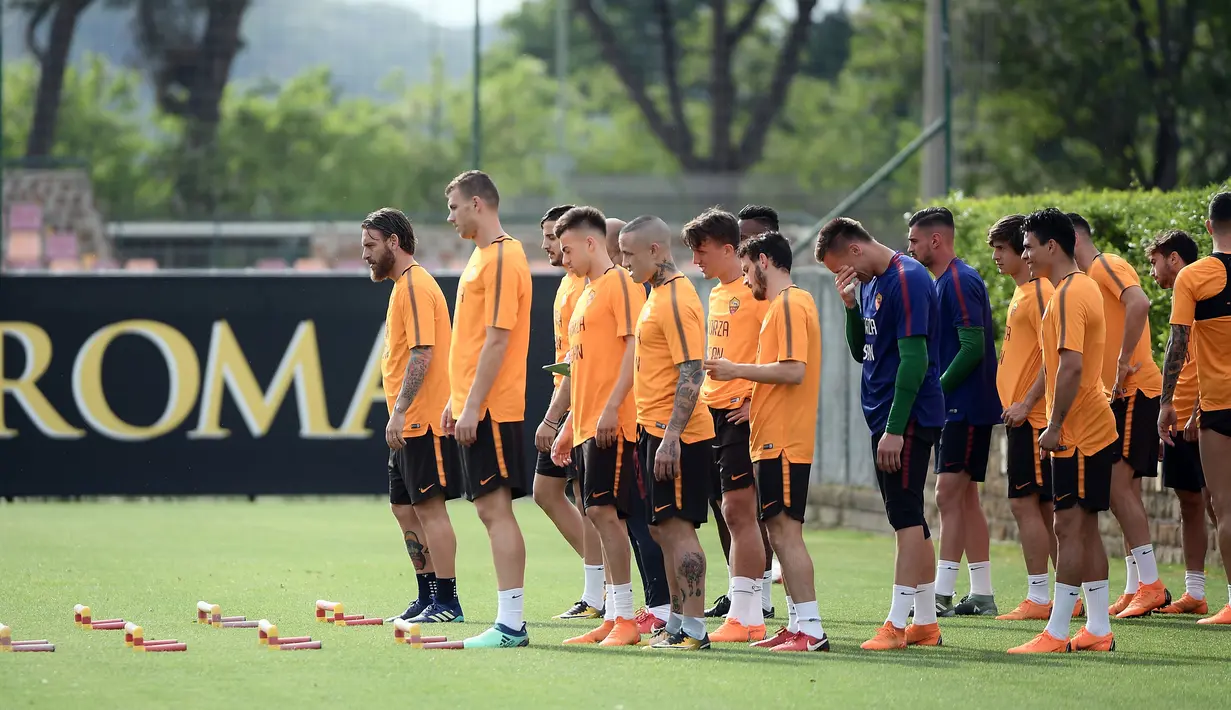 Para pemain AS Roma bersiap berlatih di Trigoria Sports Centre, Roma, Italia, Selasa (1/5). Kans Liverpool meraih hasil bagus kontra AS Roma terbilang besar. (FILIPPO MONTEFORTE / AFP)