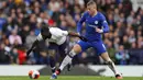 Gelandang Chelsea, Ross Barkley, berebut bola dengan pemain Tottenham Hotspur, Tanguy Ndombele, pada laga Premier League di Stadion Stamford Bridge, Sabtu (22/2/2020). Chelsea menang 2-1 atas Tottenham Hotspur. (AP/Kirsty Wigglesworth)