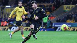 Pemain Manchester United, Mason Mount, mencetak gol ke gawang Wolverhampton Wanderers pada laga Liga Inggris di Stadion Molineux, Selasa (9/12/2025). (AFP/Darren Staples)