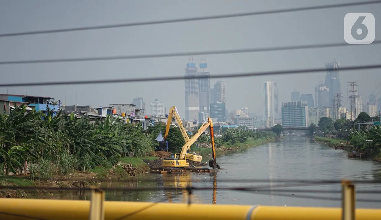Alat berat mengeruk sampah bercampur lumpur di aliran Banjir Kanal Barat, Jakarta, Rabu (14/10/2020). Pengerukan serta pembersihan waduk, sungai, dan saluran air dari lumpur juga sampah untuk mencegah pendangkalan serta mengantisipasi banjir saat musim hujan. (Liputan6.com/Immanuel Antonius)
