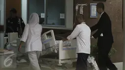 Julia Perez alias Jupe terbaring ditempat tidur rumah sakit usai menjalani cuci darah di RSCM, Jakarta (21/4). Saat dibawa alat-alat bantu pernapasan juga terlihat masih terpasang di tubuhnya. (Liputan6.com/Herman Zakharia)