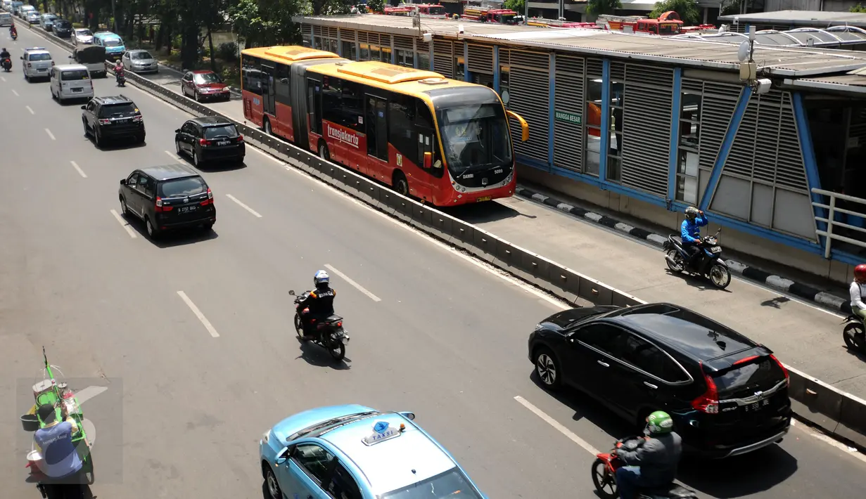 Bus Tansjakarta melintasi jalan Hayam Wuruk saat pengalihan arus di sebagian ruas jalan Gajah Mada, Jakarta, Senin (2/1). Pengalihan akibat kebakaran yang terjadi di Grand Hotel Paragon. (Liputan6.com/Helmi Fithriansyah)