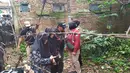 Suasana Bongkar Makam Lina Mantan Istri Sule. (Aksara Bebey/Merdeka.com)