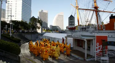 Sejumlah Pikachu dalam serial animasi Pokemon berkumpul saat melakukan parade di Yokohama , Jepang , 7 Agustus 2016. (REUTERS / Kim Kyung - Hoon)