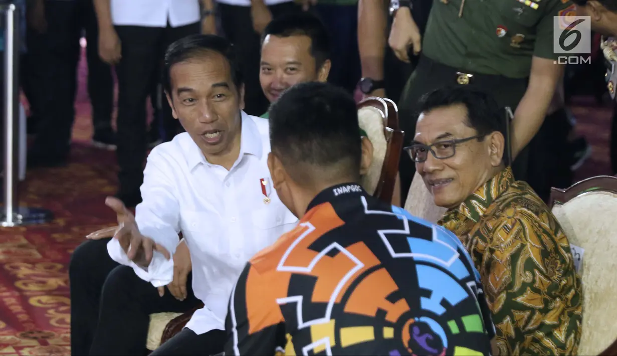 Presiden RI, Joko Widodo (tengah) berbincang bersama Ketua INAPGOC, Raja Sapta Oktohari jelang laga atlet para powerlifting Indonesia di kelas Womens Up 73 dan 79kg Asian Para Games 2018 di Jakarta, Rabu (10/10). (Liputan6.com/Helmi Fithriansyah)