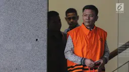 Mantan anggota DPRD Sumut Muslim Simbolon usai menjalani pemeriksaan di Gedung KPK, Jakarta, Senin (9/7). Muslim diduga terkait dengan dugaan suap mantan gubernur Sumatera Utara Gatot Pujo Nugroho. (Merdeka.com/Dwi Narwoko)