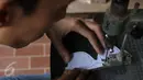 Pemilik brand kacamata kayu Kabau Akhmad Aditya sedang memotong papan skateboard yang sudah didesign di studio Namines, Jakarta, Kamis (18/08).  Satu papan skateboard bisa dijadikan tiga buah kacamata. (Liputan6.com/Herman Zakharia) 