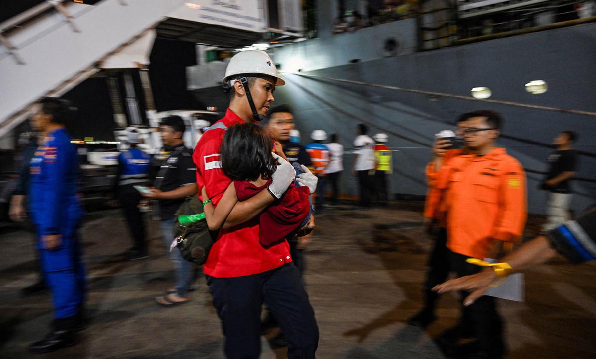 Ratusan Penumpang KM Mutiara Sentosa II Tiba di Surabaya