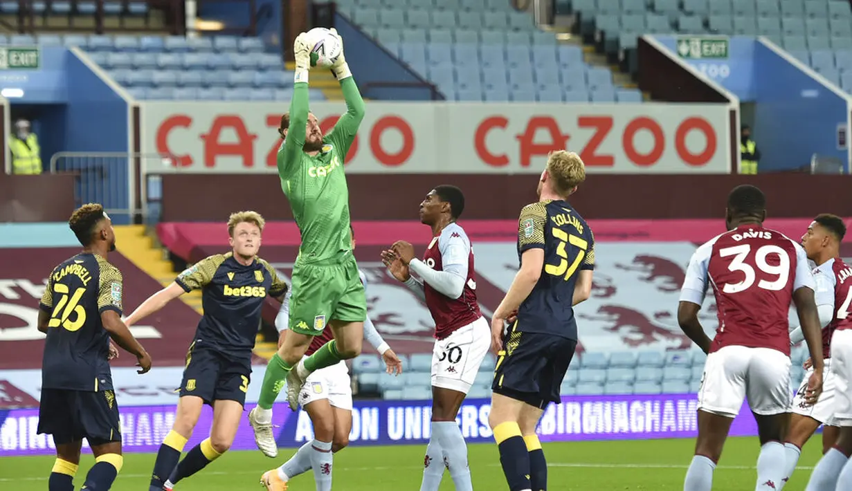 Penjaga gawang Aston Villa Jed Steer melakukan penyelamatan saat menghadapi Stoke City pada pertandingan putaran keempat Piala Liga di Stadion Villa Park, Birmingham, Inggris, Kamis (1/10/2020). Stoke City mengalahkan Aston Villa 1-0. (Peter Powell/Pool via AP)