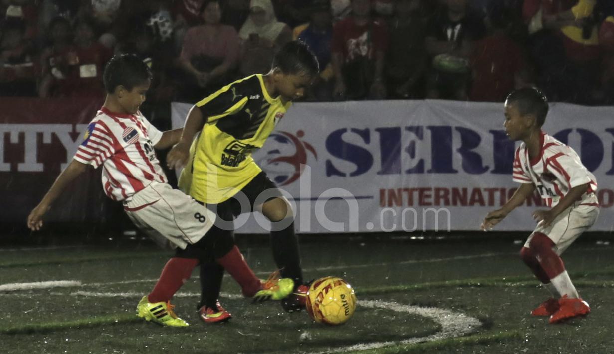 Pemain Serpong City (kuning) berebut bola dengan pemain ATKL Lions Malaysia dalam final Cup U-8 Serpong City International Soccer Tournament di Sabnani Park, Tangerang Selatan. Minggu (4/12/2016). (Bola.com/Arief Bagus)