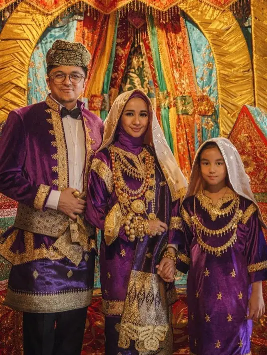 Engku Emran (kiri), Laudya Cynthia Bella (tengah) dan Engku Aleesya berfoto bersama mengenakan baju tradisional Padang. Dalam foto prewedding tersebut mereka tidak hanya berdua, namun bersama putri Engku Emran, Engku Aleesya.(instagram/laudyacynthiabella)