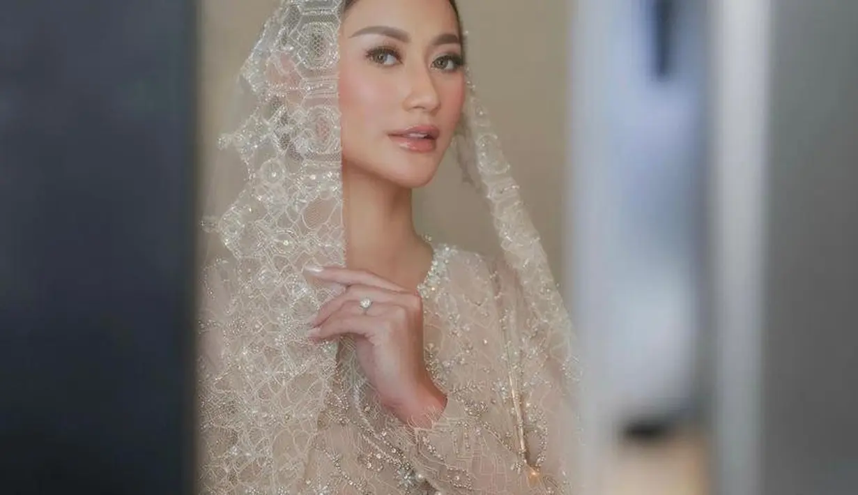 Di momen pengajian, Ayu Maulida tampil menawan dalam balutan dress brokat warna nude dari @anarav.label. [@allseasonsphoto].