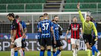Pemain AC Milan Zlatan Ibrahimovic, kiri, menerima kartu merah saat pertandingan sepak bola babak 8 Piala Italia antara Inter Milan dan AC Milan di stadion San Siro, di Milan, Italia, Selasa, 26 Januari 2021. (AP Photo / Antonio Calanni)