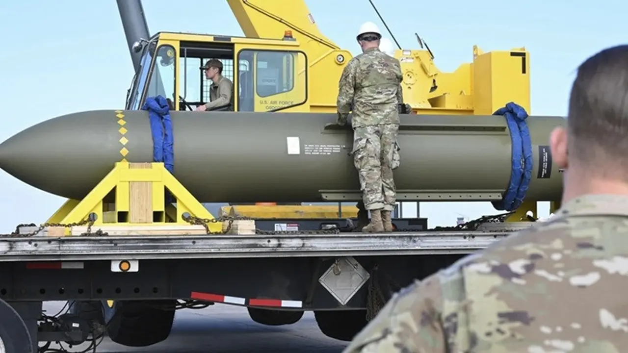 Dalam foto yang dirilis Angkatan Udara Amerika Serikat pada 2 Mei 2023, sejumlah personel terlihat memperhatikan bom GBU-57, yang dikenal juga sebagai Massive Ordnance Penetrator, di Pangkalan Udara Whiteman, Missouri.