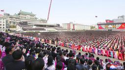 Sebuah parade diadakan untuk merayakan ulang tahun ke-110 mendiang pendiri Korea Utara Kim Il-sung di Kim Il-sung Square, Pyongyang, Korea Utara, 15 April 2022. (Korean Central News Agency/Korea News Service via AP)