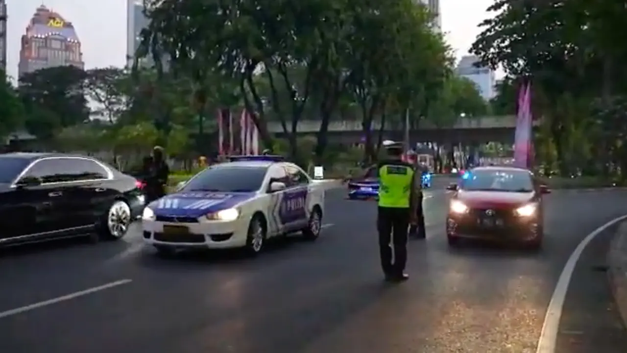 Sebuah mobil Patwal polisi terekam hampir menyerempet kendaraan delegasi KTT ASEAN di kawasan Semanggi, Jakarta. (Istimewa)