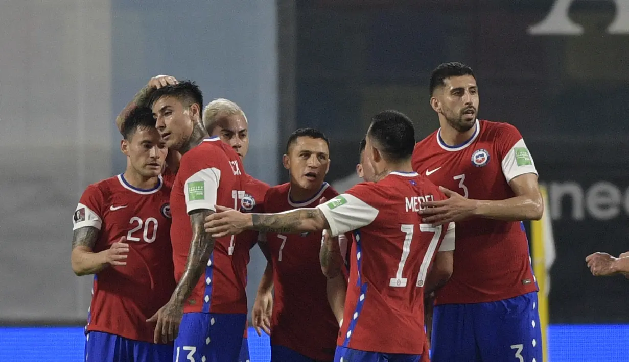 Penyerang Chile, Alexis Sanchez (tengah) berselebrasi dengan rekan-rekannya usai mencetak gol ke gawang Argentina dalam laga Kualifikasi Piala Dunia 2022 zona CONMEBOL, di Santiago del Estero, Argentina, Jumat (4/6/2021). Hasil ini membuat Chile duduk di urutan keenam dengan lima poin. (Juan Mabroma