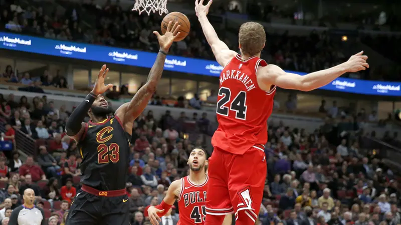 LeBron James memasukkan bola ke keranjang saat melawan Bulls