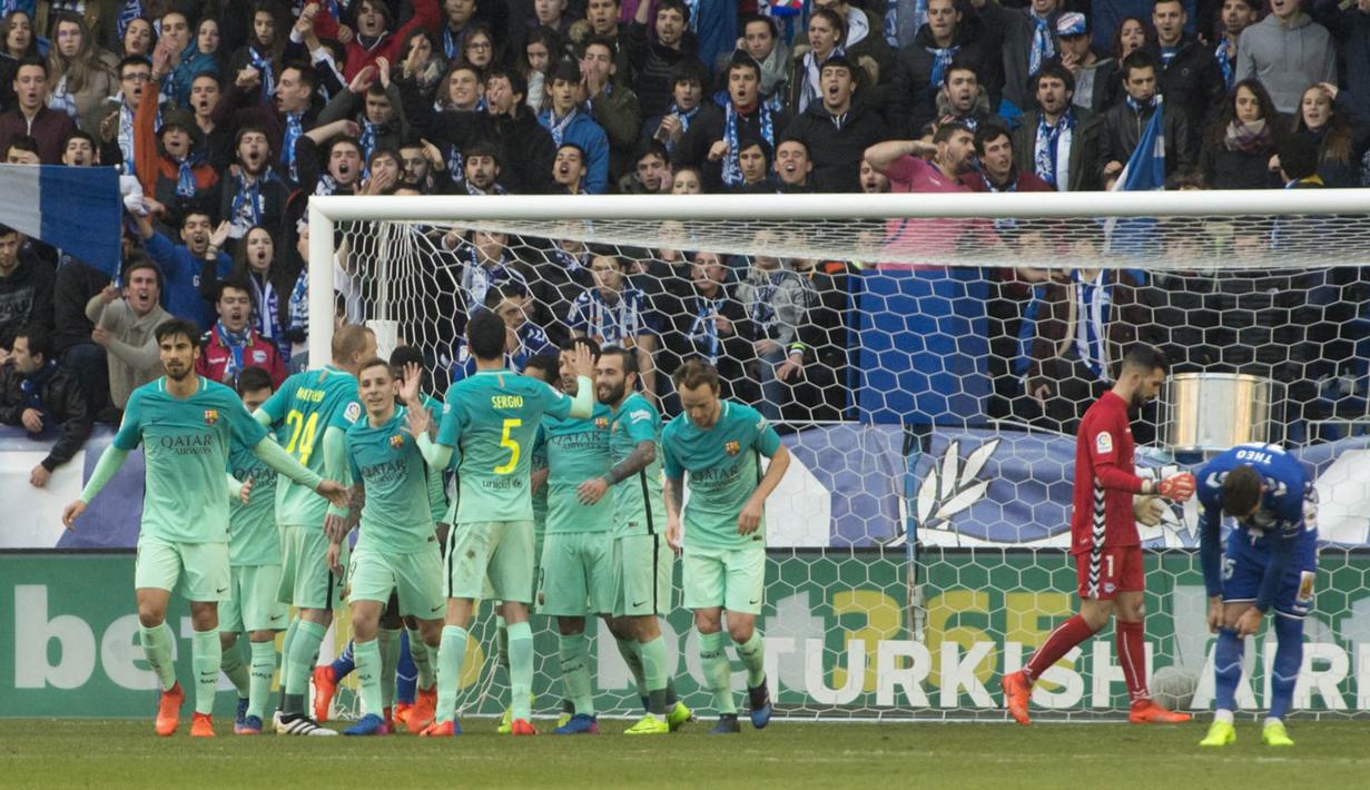 Para pemain Barcelona merayakan gol yang dicetak Luis Suarez ke gawang Alaves. Hingga pekan ke-22, Barca tercatat sebagai tim yang paling produktif di Liga Spanyol dengan 61 gol. (EPA/Jose Ramon Gomez)