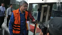 Gubernur Sulawesi Tenggara Nur Alam (tengah) mengenakan rompi tahanan KPK saat tiba di gedung KPK, Jakarta, Jumat (21/7). Sebelumnya, Rabu (5/7), KPK menahan Nur Alam untuk 20 hari pertama. (Liputan6.com/Helmi Afandi)