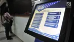 Tempat pengambilan nomor antrean layanan samsat digital (e-Samsat) di Kantor Bersama Pelayanan Satu Atap Polda Metro Jaya, Jakarta, Senin (26/3). Dengan layanan masyarakat bisa membayar pajak kendaraan secara nontunai. (Merdeka.com/Iqbal S. Nugroho)