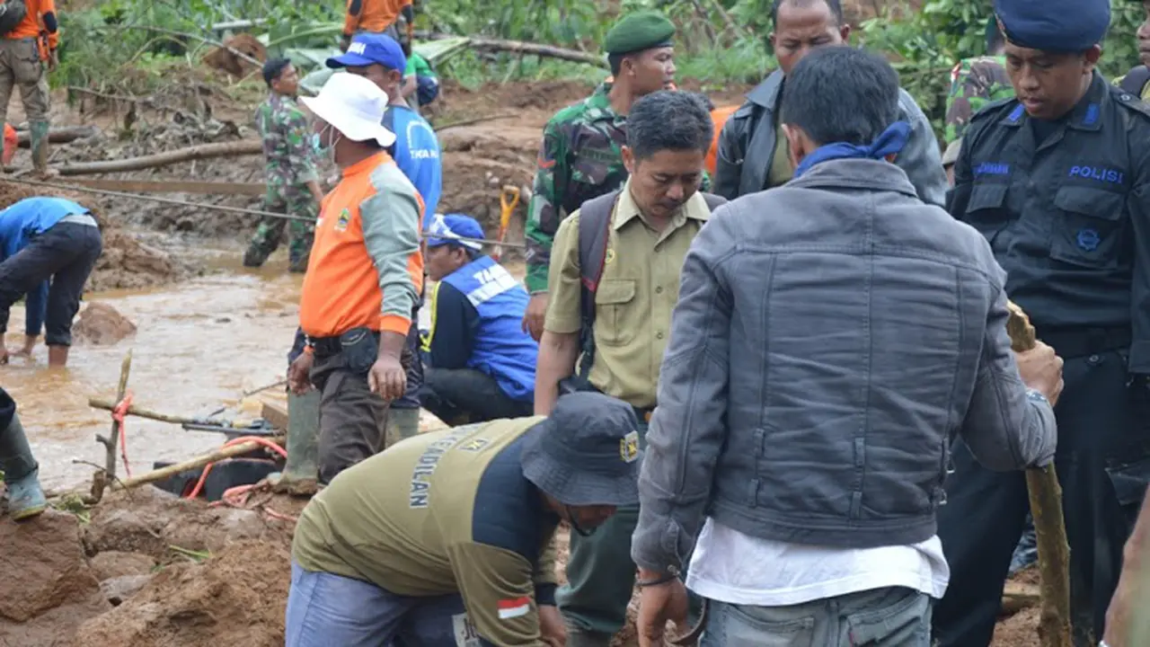 Relawan membersihkan sungai