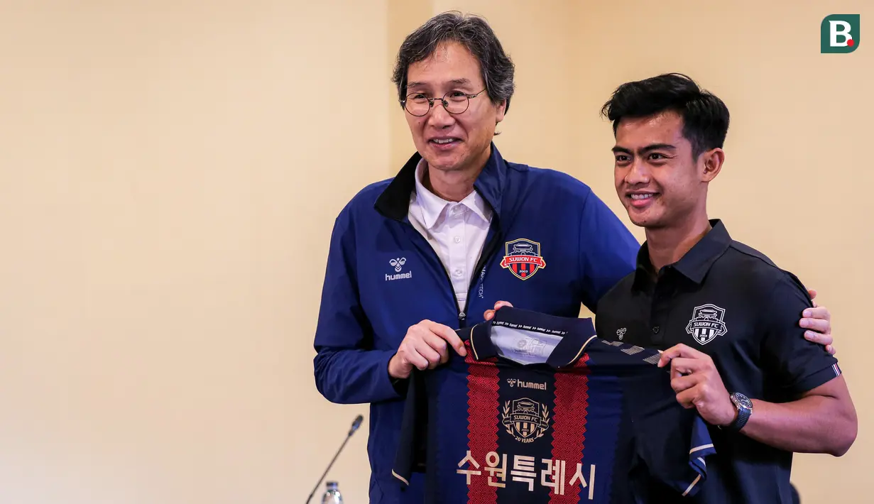 <p>General Manager Suwon FC, Choi Sun-ho (kiri) saat memperkenalan pemain baru Suwon FC, Pratama Arhan pada acara yang berlangsung di Hotel Sultan, Jakarta, Kamis (15/02/2024) WIB. (Bola.com/Bagaskara Lazuardi)</p>