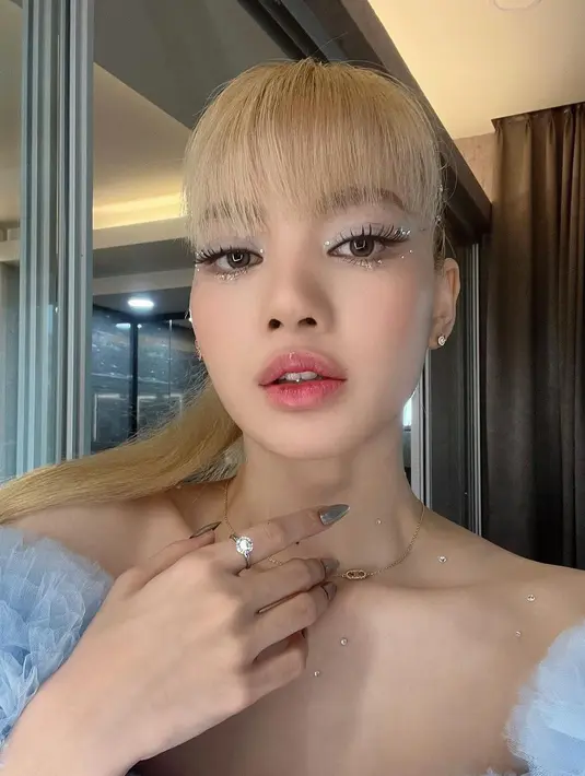 Sebuah kalung cantik emas dengan berlian dari Celine pun menghiasi leher Lisa BLACKPINK. Secara visual, Maillon Triomphe Diamond Necklace dari Celine ini terlihat sederhana. Namun, kalung ini dibanderol dengan harga sekitar Rp54jutaan.