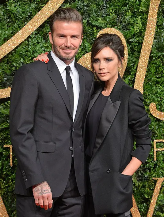 Penampilan serasi pasangan David dan Victoria Beckham dalam balutan tuksedo saat menghadiri British Fashion Awards, di London, Senin (23/11). (dailymail.co.uk)