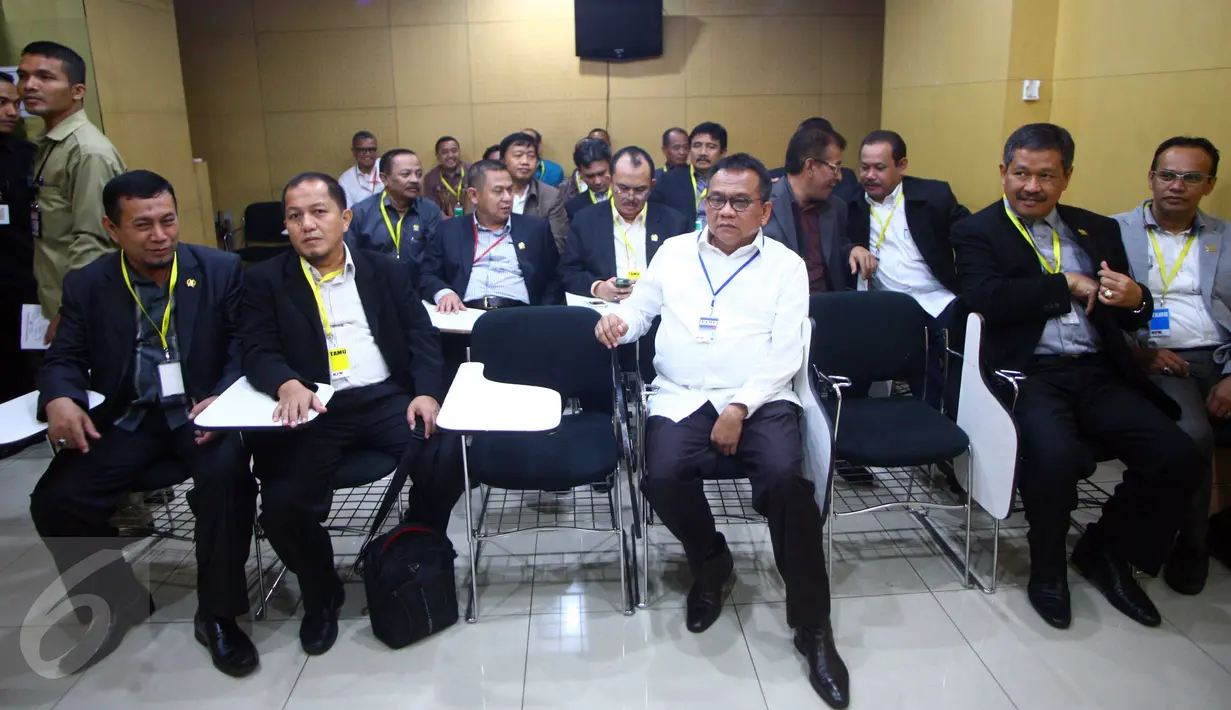 Puluhan anggota DPRD DKI saat berada di ruangan konferensi pers Gedung KPK, Jakarta, Rabu (17/2). Kedatangan Wakil Ketua DPRD Abraham 'Lulung' Lunggana dan rombongan itu untuk menanyakan perkembangan kasus RS Sumber Waras. (Liputan6.com/Helmi Afandi)