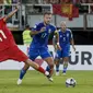 Penyerang Timnas Italia, Ciro Immobile (kanan), coba ditahan oleh pemain Makedonia Utara, Jani Atanasov (kiri), dalam laga Grup C Kualifikasi Euro 2024 di National Arena Todor Proeski, Skopje, Makedonia Utara, Minggu (10/9/2023) dini hari WIB. (AP Photo/Boris Grdanoski)