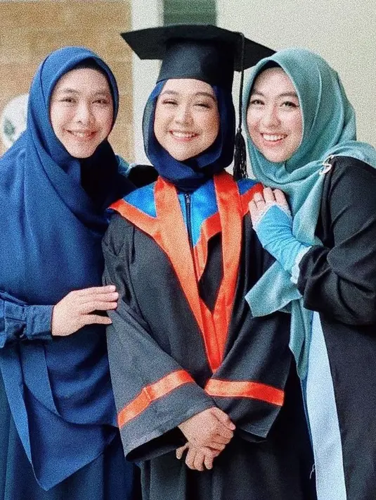 Sabtu (28/11/2020), Ria Ricis mengikuti wisuda secara online. Meski begitu, rasa bahagianya tetap membara ketika menjalani wisuda dari rumah. Sejak pagi, ia mempersiapkan segalanya agar prosesi wisuda berjalan lancar. (Instagram/riaricis1795)