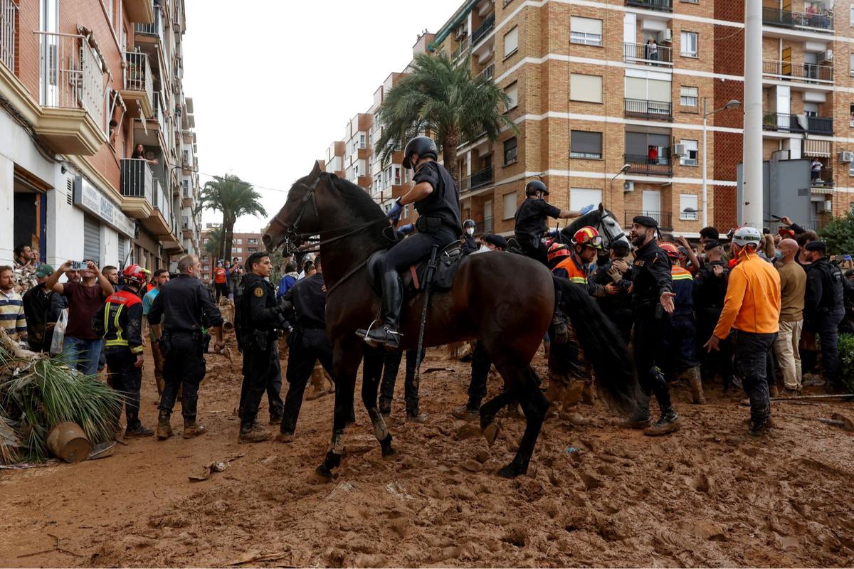 Raja Spanyol Dilempari Lumpur dan Diteriaki 'Pembunuh' Kunjungi Korban Banjir di Valencia