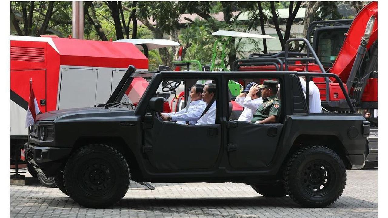 Selain itu, Jokowi juga memuji cara menyetir Prabowo yang disebutnya sangat mulus.