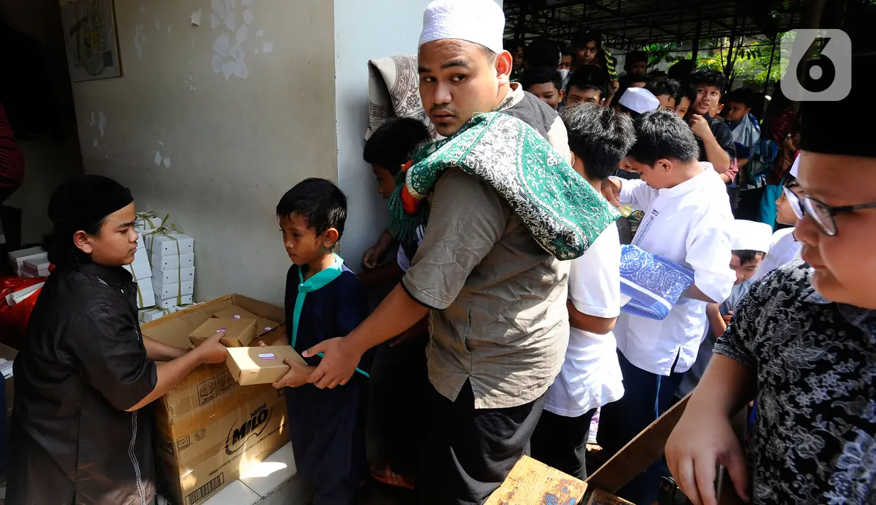 Warga mendapatkan nasi kota usai melaksanakan Sholat Jumat di Masjid Wihdatul Ummah, Cinere, Depok,Jumat (27/5/2022). Setiap minggunya setelah kegiatan Sholat Jumat lebih dari 700 nasi kotak yang merupakan sumbangan dari donatur jamaah masjid dan warga sekitar dibagikan kepada warga dalam rangka Jumat Berkah. (merdeka.com/Arie Basuki)