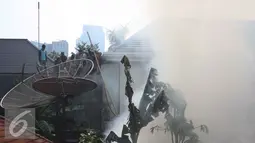 Sejumlah warga saat membantu petugas untuk memadamkan api yang membakar rumah yang dijadikan Sekretariat RT,  Kebayoran Baru, Jakarta Selatan, Rabu (26/08/15). Polisi masih menyelidiki akibat kebakaran tersebut. (Liputan6.com/Gempur M Surya)