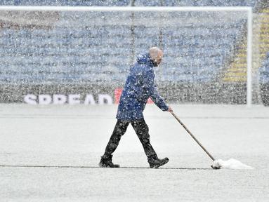 Pertandingan antara Burnley melawan Tottenham seharusnya digelar di Turf Moor, Minggu (28/11) pukul 21.00 WIB, namun hujan salju menutupi permukaan lapangan. (AP Photo/Rui Vieira)