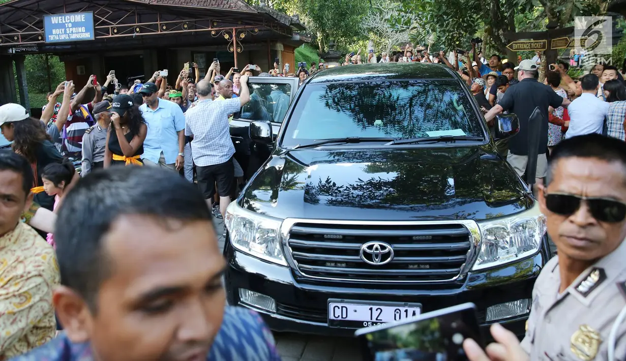 Rombongan mantan Presiden AS, Barack Obama saat tiba di Pura Tirta Empul, Tampaksiring, Gianyar, Bali, Selasa (27/6). Kunjungan Obama tersebut mendapat sambutan antusias dari pengunjung yang memadati pura. (Liputan6.com/Immanuel Antonius)