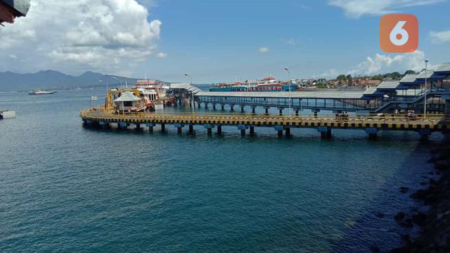 Penumpang yang hendak masuk ke kapal di Pelabuhan Ketapang masih terpantau sepi hari ini Kamis 10 Maret 2022 (Hermawan Arifianto/Liputan6.com)