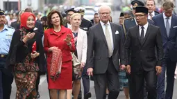 Walikota Bandung Ridwan Kamil saat menerima kunjungan Raja Carl XVI Gustaf, dan Ratu Silvia dari Swedia, Bandung, Rabu (24/5). Para bangsawan Swedia saat ini sedang dalam kunjungan kenegaraan tiga hari di Indonesia. (AP Photo / Dita Alangkara)